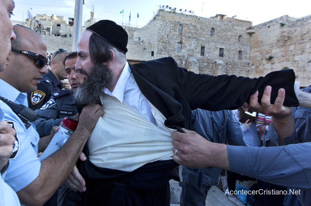 Judíos ultraortodoxos protestando en el Muro de los Lamentos