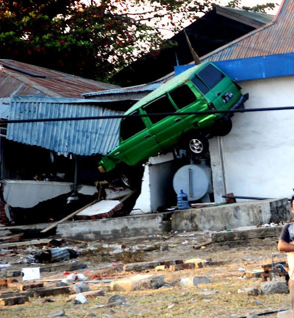 Mobil terlempar dan menancap pada sisi gedung akibat gempa dan tsunami yang terjadi di Kab. Donggala dan Kota Palu, 28 September 2018 lalu