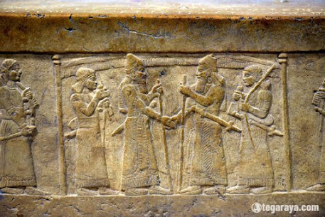 Relief Kuno terkenal di Dunia - Throne Dais of Shalmanester III di Negara Irak