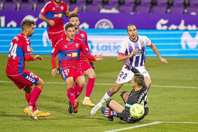 Nacho se planta ante Edgar Badía, perseguido por Josema, Jony Álamo y Josan, pero su disparo sale desvíado. REAL VALLADOLID C. F. 2 ELCHE C. F. 2. 19/01/2021. Campeonato de Liga de 1ª División, jornada 19. Valladolid, estadio José Zorrilla.