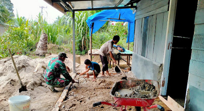 Babinsa Bersama Warga Bantu Bangun Rumah Warga di Rundeng, Wujud Nyata Semangat Gotong Royong