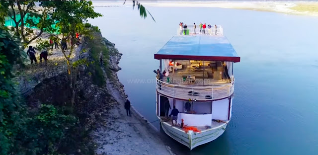 Cruise ship in Narayani River