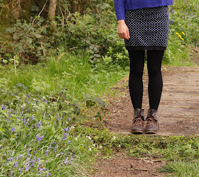 fashion blogger wearing blues in spring country girl style