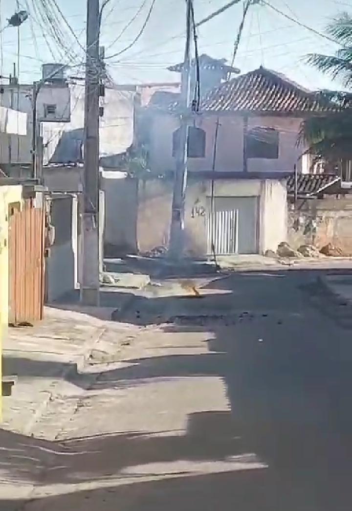 Moradores do Jardim Peró, em Cabo Frio, tocam fogo na rua por