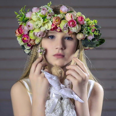 Cute-baby-girl-images-wearing-flower-croften-on-head