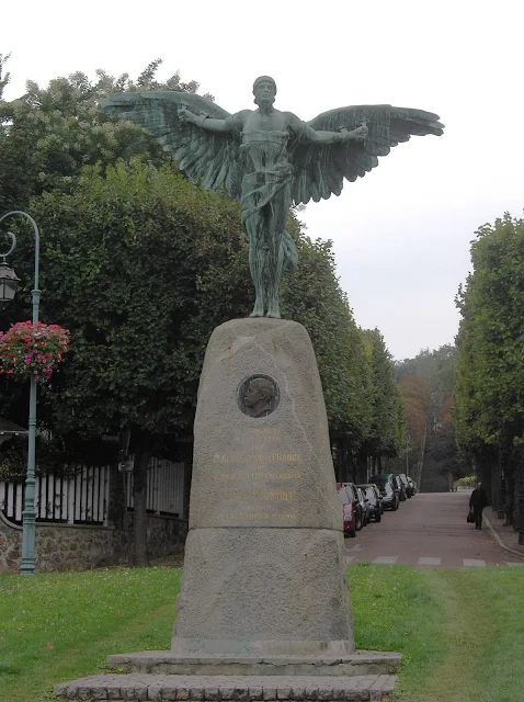 Monumento a Santos Dumont em Saint-Cloud, França