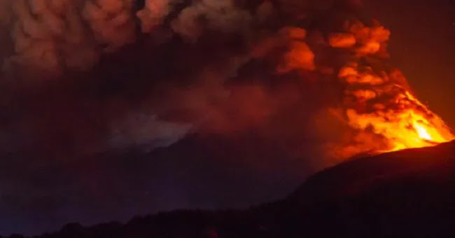 Απόκοσμες εικόνες μας έρχονται από τη γειτονική Ιταλία – Η Αίτνα εκτοξεύει λάβα και στάχτη – ΒΙΝΤΕΟ