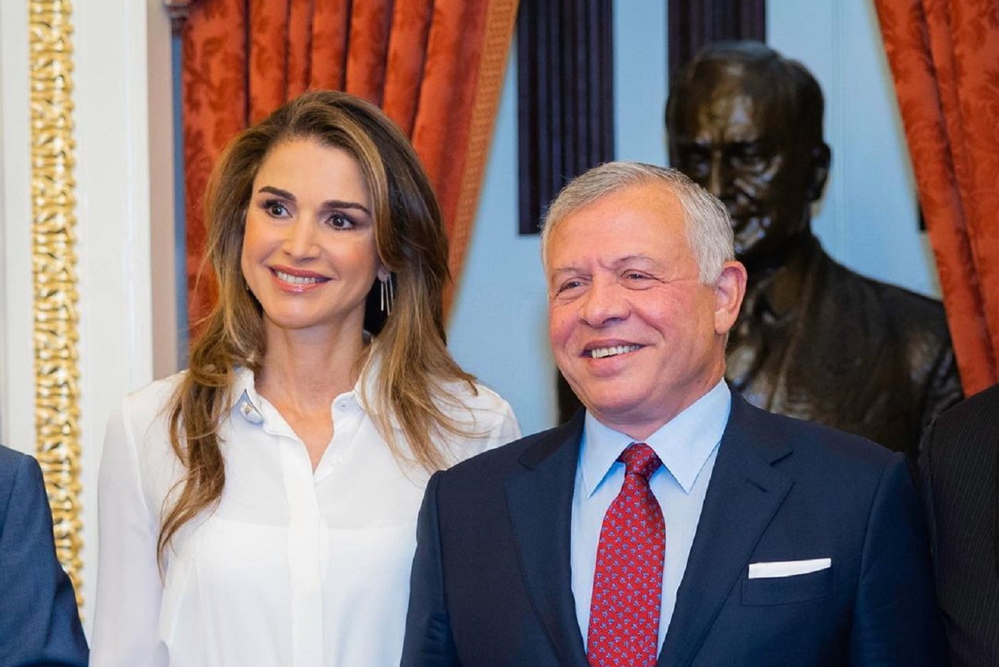 Queen Rania of Jordan with King Abdullah II and Crown Prince Hussein paid an official visit to Washington. Rania chose a stunning outfit for the second engagement in the USA