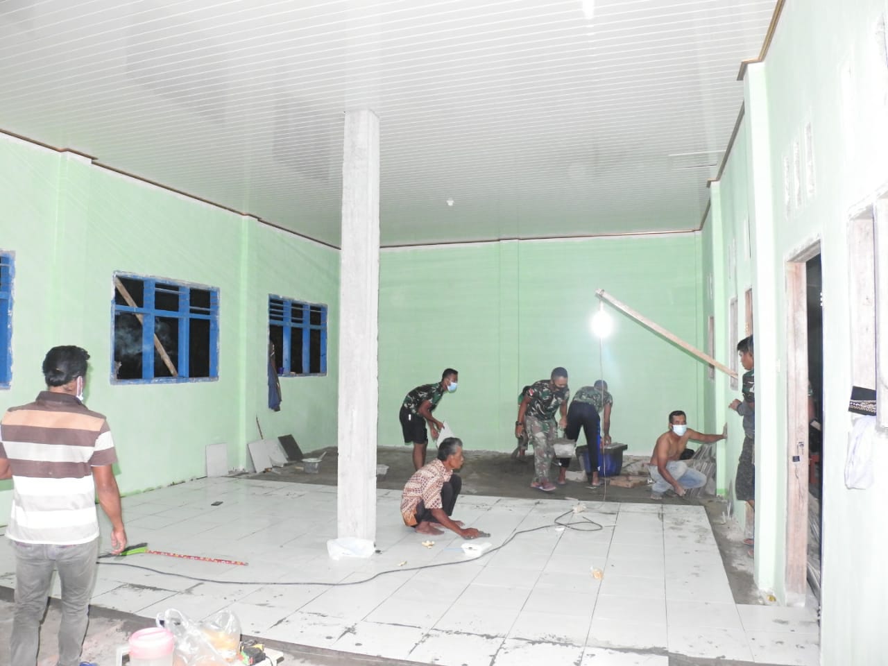 Bersama Warga Satgas TMMD ke-110  Terus Renovasi TPA  Siang Dan Malam.
