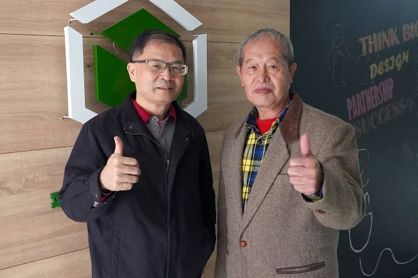 ▲69歲的巫再生(右)重返校園，攻讀大葉大學企管系碩士班。（大葉大學提供）