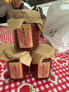 推薦台北秘境，適合親子寵物友善。不用到苗栗就可以體驗採草莓、DIY草莓果醬、手作鬆餅的樂趣，而且是有機無毒的草莓園，小朋友摸到比較安心！東林草莓園，地點就在內湖碧山路43-18號。年初可以安排碧山賞櫻花，圓覺瀑布賞景跟採草莓同一天。東林草莓園只有在假日開放而且有限額，記得提早klook報名。