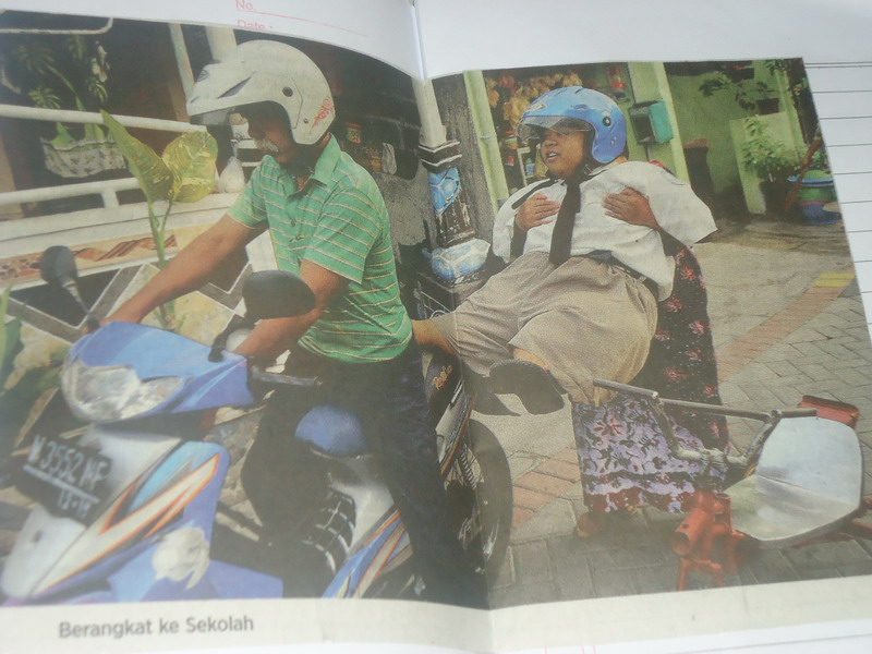 Aam dibantu sang ibu naik motor ketika berangkat sekolah 