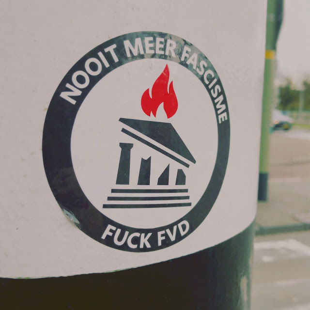 Sticker 'Nooit meer fascisme/fuck FVD', Den Haag