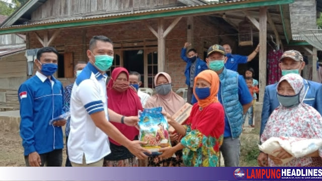 DPD PAN Tanggamus Berikan Sembako Bagi Korban Banjir Semaka, Tedi: Kolabaorasi Pemkab, Provinsi dan Pusat Dalam mengatasi Hal ini