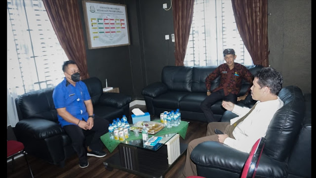 Puncak HBA Ke-61, Bupati  Berikan Hadiah Kue Ultah Kepada Kajari Lingga