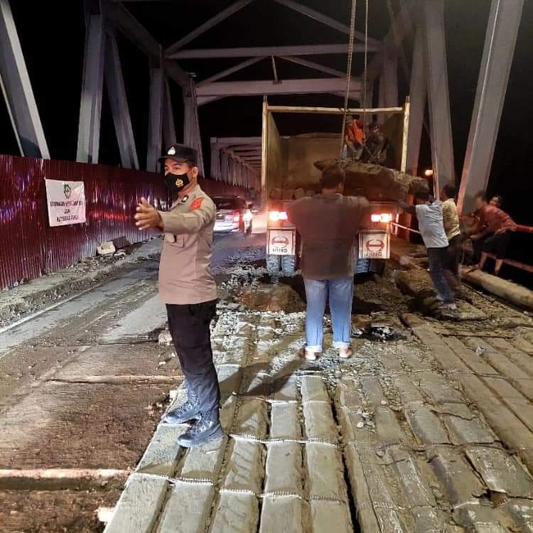 Hingga Malam, Personel Polsek Peudada Terus Kawal Proses Perbaikan Jembatan