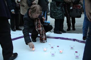 Velas y un lazo lila recuerdan a las mujeres víctimas de la violencia machista