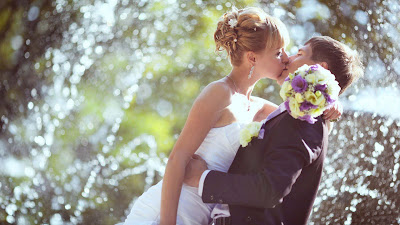 Youngest-new-couple-lip-kissing-near-fountain