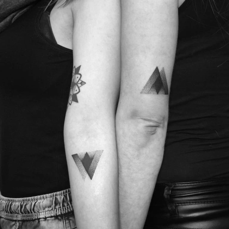 Tatuajes geométricos de amistad