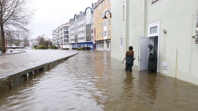 Calles completamente anegadas en Carballo.