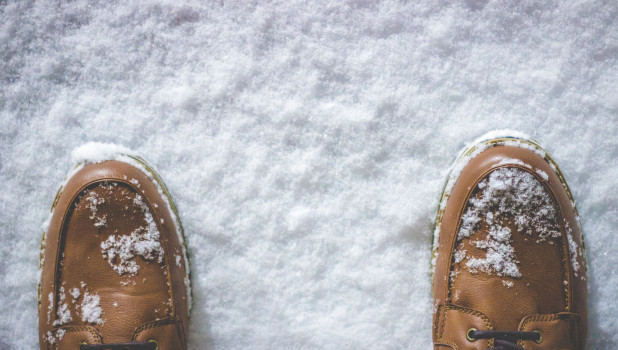free,wallpapers,winter,snow,guy,shoes,