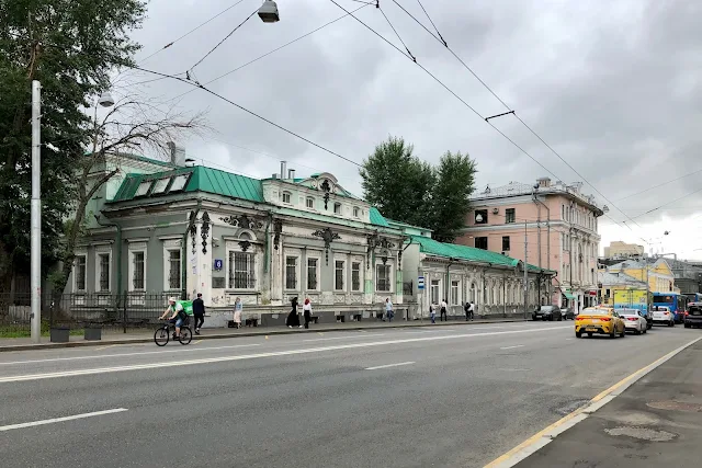 Бакунинская улица, бывшая городская усадьба Ф. Е. Сычёва - Калининых, бывший жилой дом Калашникова - Рахмановых