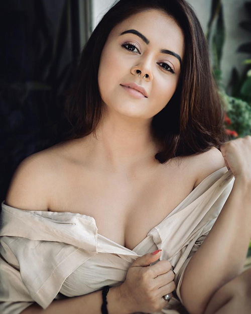 devoleena bhattachrjee cleavage hot tv actress