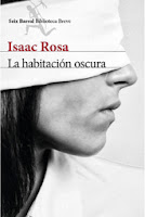 SINOPSIS: La habitación oscura, de Isaac Rosa, es una novela impactante de la narrativa española que combina el suspense de El país del miedo, el componente social de La mano invisible y la escritura de El vano ayer, todas ellas obras anteriores de este autor. Una novela generacional que muestra la realidad vivida por quienes han vis to su futuro truncado por la crisis. La habitación oscura narra una historia escrita con la maestría de Isaac Rosa para llevar un punto de partida argumental a sus últimas consecuencias. Este autor es una voz narrativa absolutamente original y contundente que encuentra siempre la vía inexplorada para adentrarse en nuestra realidad más cotidiana. Además, es muy activo y comprometido socialmente tanto en sus artículos periodísticos como en su narrativa.Un grupo de jóvenes decide construir una «habitación oscura»: un espacio cerrado e insonorizado donde nunca entra la luz. Lo que comienza como una mezcla de juego y transgresión va cobrando nuevos usos a medida que van enfrentándose a la madurez. A través de las vidas de quienes a lo largo de quince años entran y salen de ella, vemos el duro despertar a la realidad de una generación que al llegar a la edad adulta se siente estafada. Una exploración de las posibilidades literarias de la oscuridad, pero también una mirada generacional: un retrato de quienes crecieron confiados en la promesa de un futuro mejor y ahora se encuentran con una vida precaria y falta de elementos de seguridad. La habitación oscura, portada, novela, libro