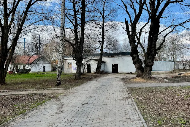 Алтуфьевское шоссе, конюшня бывшей усадьбы Алтуфьево (предположительно, построена в середине XIX века), склад