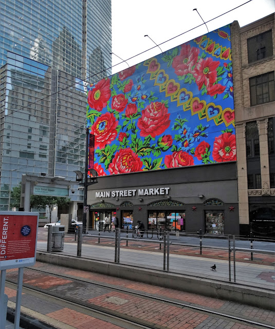 Main Street Art - Houston Texas - Store with large roses-and-hearts mural 