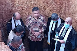 Sekretaris Kota Ambon, Agus Ririmasse ikut Letakkan Batu Penjuru di Gereja Bethfage Jemaat Soya 