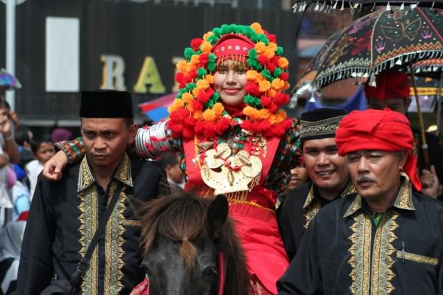Foto Pawai Dengan Pakaian  Adat  Aceh  Fokus Aceh 