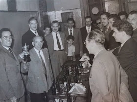 Miguel Navarro con otros ajedrecistas en 1959