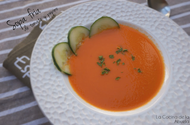 Sopa fría tomate pepino plato