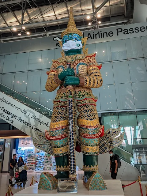 曼谷機場-神像戴口罩