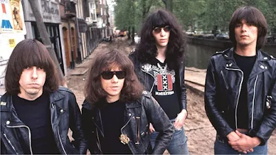 The Ramones é o maior representante do punk rock, formada em 1974 em Forest Hills, Queens, Nova York.