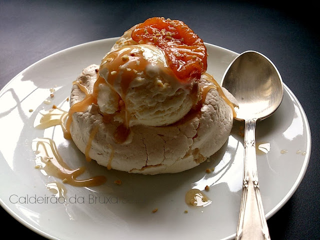 Pavlova com sorvete de iogurte e calda de caramelo 