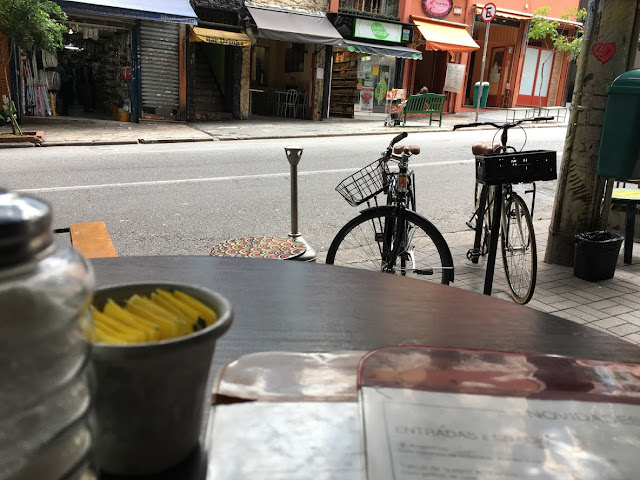 Bicicletas na rua vistas de restaurante