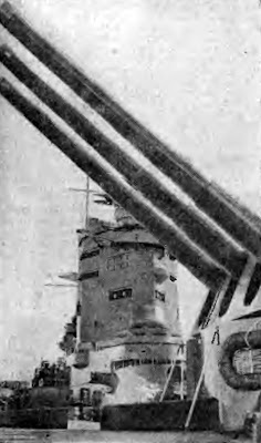 Бронированная орудийная башня на английском линкоре "Нельсон". В башне установлено три орудия калибром в 406 мм