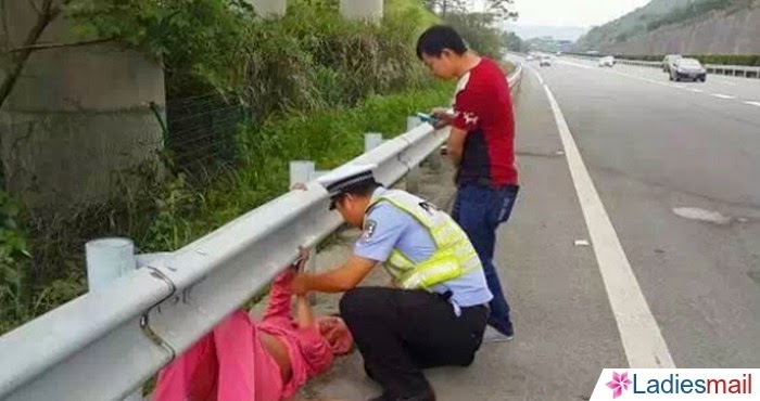 Hebat, 3 Polisi Membantu Seorang Ibu Hamil Melakukan Persalinan di Mobil