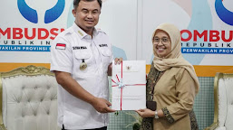 Bupati Dharmasraya Terima sertifikat penghargaan Dari Kepala  Ombudsman RI Perwakilan Sumatera Barat