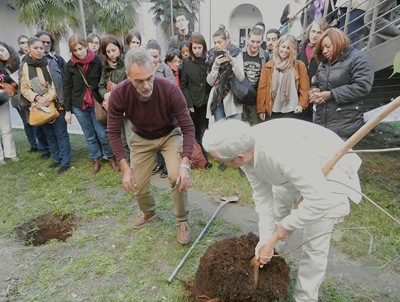 Messa a dimora della pianta di Ficus religiosa (Massimo Livadiotti ed Enzo Barchi)