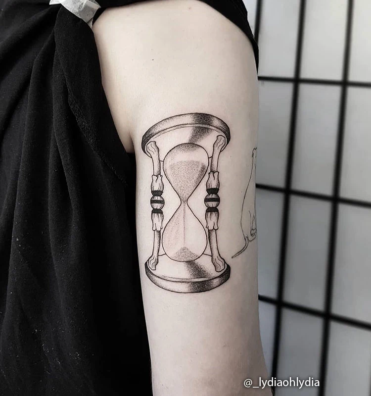 Tatuaje de Reloj de Arena sencillo