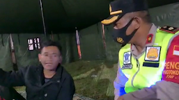 Polisi Mengantarkan Pulang Warga Yang Kehabisan Ongkos Usai Silaturahmi