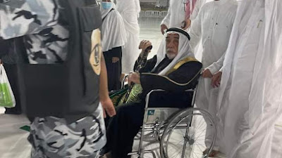 Yang duduk di kursi roda ini adalah Syaikh Shalih Asy Syibi, beliau inilah pemegang kunci pintu Kakbah