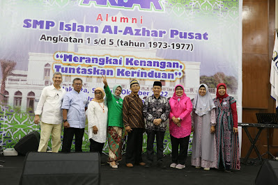 Alumni 1974 berfoto bersama guru