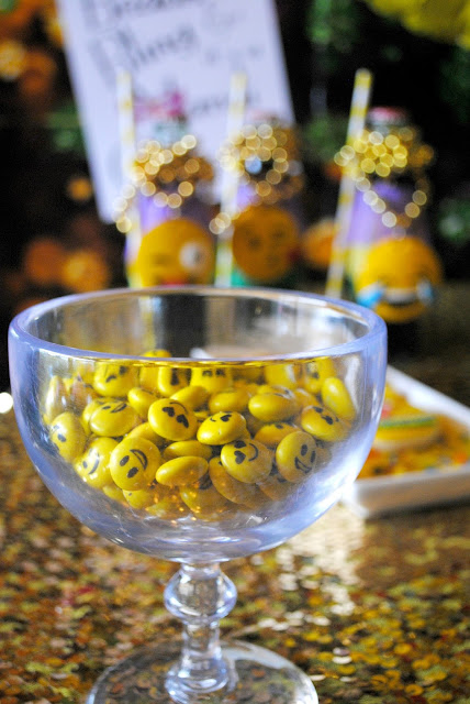 Mardi Gras emojinal snacks. Pop over to www.fizzyparty.com for more snack ideas. 