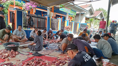 Warga Perumnas GAN Berbagi Daging Hewan Kurban