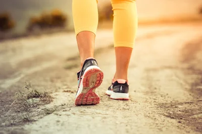 O exercício físico não é apenas importante para a saúde do corpo, mas também para o bem-estar mental. Encontre uma atividade que você goste, seja caminhar ao ar livre, fazer yoga em casa ou dançar no seu quarto. O importante é mover-se e liberar endorfinas.