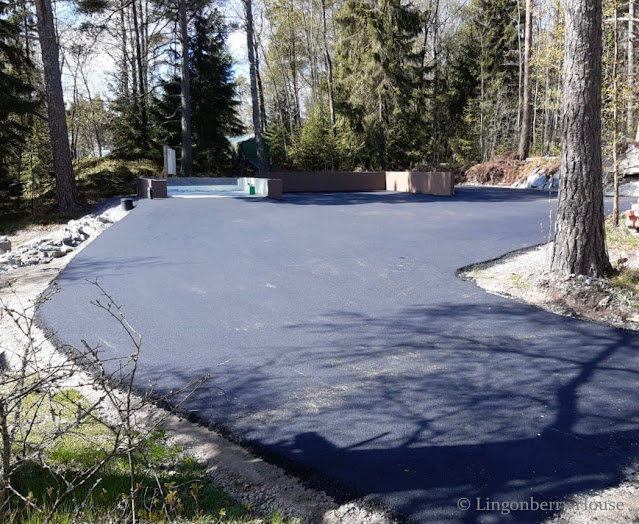 lingonberryhouse, autotalli, asfaltti, garage, building, tarmac, plinth, sokkeli